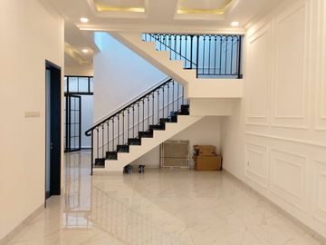 DIJUAL MURAH RUMAH BARU AMERICAN KLASIK MODERNDI KEBON JERUK JAKARTA BARAT
