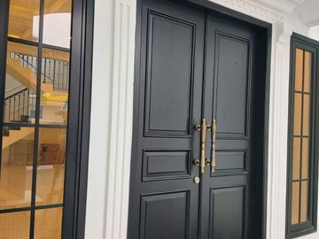 DIJUAL MURAH RUMAH BARU AMERICAN KLASIK MODERNDI KEBON JERUK JAKARTA BARAT