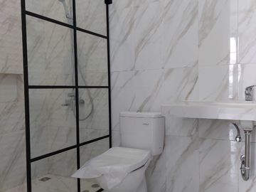DIJUAL MURAH RUMAH BARU AMERICAN KLASIK MODERNDI KEBON JERUK JAKARTA BARAT