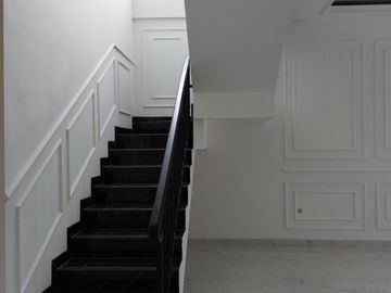 DIJUAL MURAH RUMAH BARU AMERICAN KLASIK MODERNDI KEBON JERUK JAKARTA BARAT