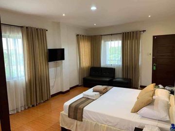 Tagaytay House with restaurant for sale