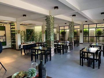 Tagaytay House with restaurant for sale