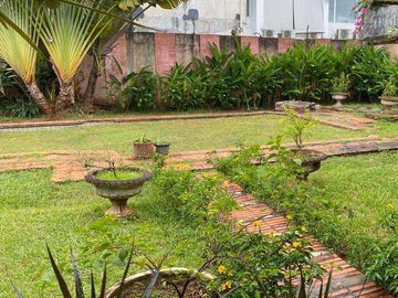 Rumah Hook Adem di Kemang Utara, 100 Meter Ke Jalan Raya