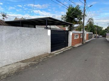 Rumah Hook Adem di Kemang Utara, 100 Meter Ke Jalan Raya
