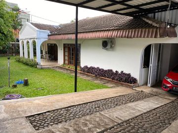 Rumah Hook Adem di Kemang Utara, 100 Meter Ke Jalan Raya