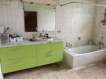 Rumah Hook Adem di Kemang Utara, 100 Meter Ke Jalan Raya