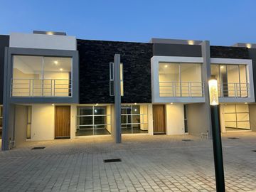 Casa en venta al sur de la ciudad de Puebla, Col. Minerales, 3 recamaras.
