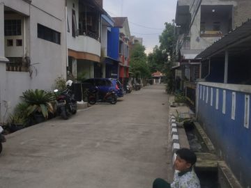 House for sale in the Griya Bandung Asria Complex which is in a residential area with a strategic location suitable for boarding houses