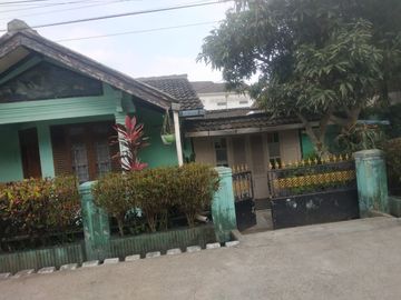 House for sale in the Griya Bandung Asria Complex which is in a residential area with a strategic location suitable for boarding houses