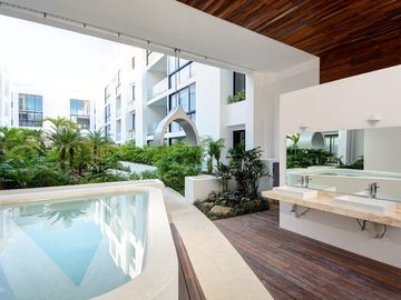 EXCELENTE OPORTUNIDAD DE INVERSION EN LA MEJOR ZONA DE PLAYA DEL CARMEN PH EN VENTA TOTALMENTE AMUEBLADO CON TERRAZA, JACUZZI Y ASOMBROSA VISTA