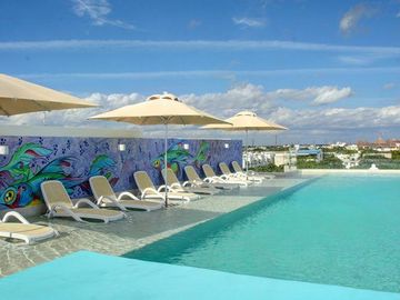 EXCELENTE OPORTUNIDAD DE INVERSION EN LA MEJOR ZONA DE PLAYA DEL CARMEN PH EN VENTA TOTALMENTE AMUEBLADO CON TERRAZA, JACUZZI Y ASOMBROSA VISTA