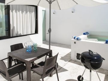 EXCELENTE OPORTUNIDAD DE INVERSION EN LA MEJOR ZONA DE PLAYA DEL CARMEN PH EN VENTA TOTALMENTE AMUEBLADO CON TERRAZA, JACUZZI Y ASOMBROSA VISTA