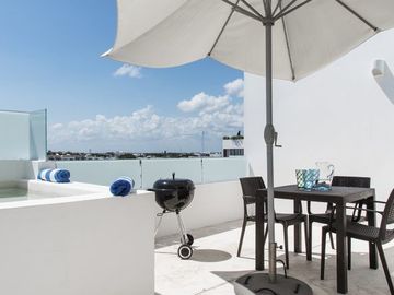 EXCELENTE OPORTUNIDAD DE INVERSION EN LA MEJOR ZONA DE PLAYA DEL CARMEN PH EN VENTA TOTALMENTE AMUEBLADO CON TERRAZA, JACUZZI Y ASOMBROSA VISTA