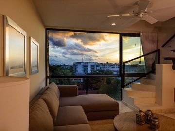 EXCELENTE OPORTUNIDAD DE INVERSION EN LA MEJOR ZONA DE PLAYA DEL CARMEN PH EN VENTA TOTALMENTE AMUEBLADO CON TERRAZA, JACUZZI Y ASOMBROSA VISTA