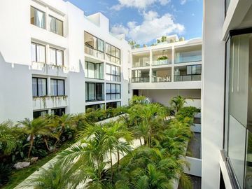 EXCELENTE OPORTUNIDAD DE INVERSION EN LA MEJOR ZONA DE PLAYA DEL CARMEN PH EN VENTA TOTALMENTE AMUEBLADO CON TERRAZA, JACUZZI Y ASOMBROSA VISTA