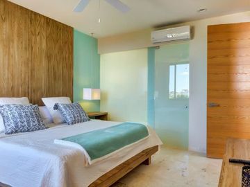 EXCELENTE OPORTUNIDAD DE INVERSION EN LA MEJOR ZONA DE PLAYA DEL CARMEN PH EN VENTA TOTALMENTE AMUEBLADO CON TERRAZA, JACUZZI Y ASOMBROSA VISTA