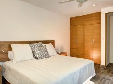 EXCELENTE OPORTUNIDAD DE INVERSION EN LA MEJOR ZONA DE PLAYA DEL CARMEN PH EN VENTA TOTALMENTE AMUEBLADO CON TERRAZA, JACUZZI Y ASOMBROSA VISTA