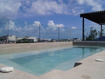 EXCELENTE OPORTUNIDAD DE INVERSION EN LA MEJOR ZONA DE PLAYA DEL CARMEN PH EN VENTA TOTALMENTE AMUEBLADO CON TERRAZA, JACUZZI Y ASOMBROSA VISTA