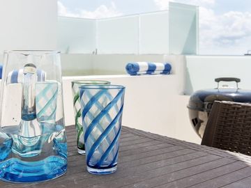 EXCELENTE OPORTUNIDAD DE INVERSION EN LA MEJOR ZONA DE PLAYA DEL CARMEN PH EN VENTA TOTALMENTE AMUEBLADO CON TERRAZA, JACUZZI Y ASOMBROSA VISTA