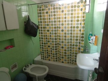 Casa Cerca a Av Salaverry y Guillermo Prescott de 5 Pisos en Venta, Lince