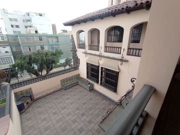 Casa Cerca a Av Salaverry y Guillermo Prescott de 5 Pisos en Venta, Lince