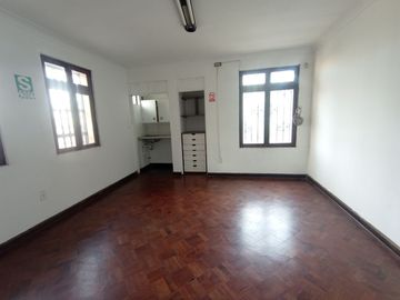 Casa Cerca a Av Salaverry y Guillermo Prescott de 5 Pisos en Venta, Lince