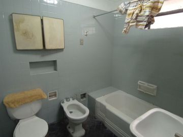 Casa Cerca a Av Salaverry y Guillermo Prescott de 5 Pisos en Venta, Lince