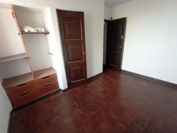 Casa Cerca a Av Salaverry y Guillermo Prescott de 5 Pisos en Venta, Lince