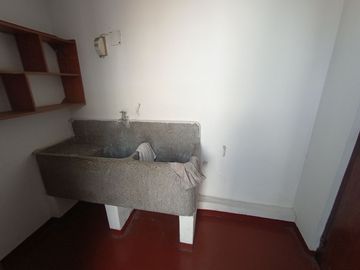 Casa Cerca a Av Salaverry y Guillermo Prescott de 5 Pisos en Venta, Lince