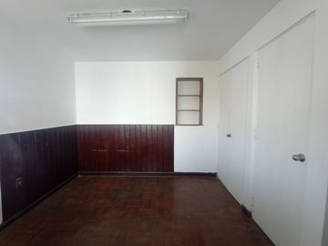 Casa Cerca a Av Salaverry y Guillermo Prescott de 5 Pisos en Venta, Lince