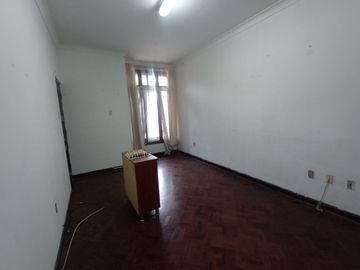 Casa Cerca a Av Salaverry y Guillermo Prescott de 5 Pisos en Venta, Lince