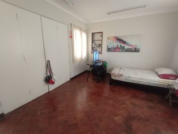 Casa Cerca a Av Salaverry y Guillermo Prescott de 5 Pisos en Venta, Lince