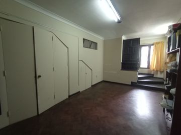 Casa Cerca a Av Salaverry y Guillermo Prescott de 5 Pisos en Venta, Lince