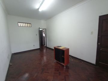 Casa Cerca a Av Salaverry y Guillermo Prescott de 5 Pisos en Venta, Lince