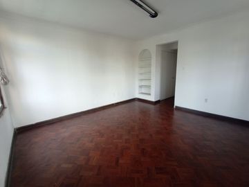 Casa Cerca a Av Salaverry y Guillermo Prescott de 5 Pisos en Venta, Lince