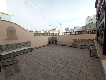 Casa Cerca a Av Salaverry y Guillermo Prescott de 5 Pisos en Venta, Lince