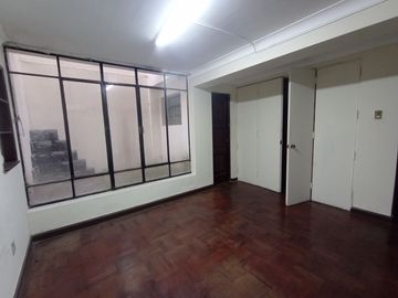 Casa Cerca a Av Salaverry y Guillermo Prescott de 5 Pisos en Venta, Lince