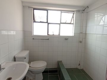 Casa Cerca a Av Salaverry y Guillermo Prescott de 5 Pisos en Venta, Lince