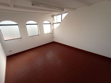 Casa Cerca a Av Salaverry y Guillermo Prescott de 5 Pisos en Venta, Lince