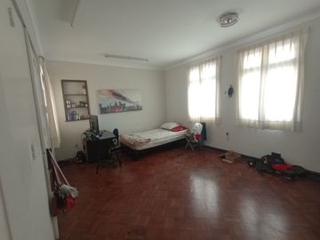 Casa Cerca a Av Salaverry y Guillermo Prescott de 5 Pisos en Venta, Lince