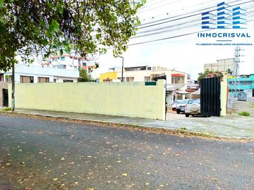 Propiedad Esquinera con 3 Frentes en el Norte de Quito 🏡 Ubicación Estratégica