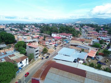 500 m² en una de las mejores zonas comerciales de Tarapoto, que actualmente funciona como un garaje con un futuro incierto. ¿La dejarás pasar?