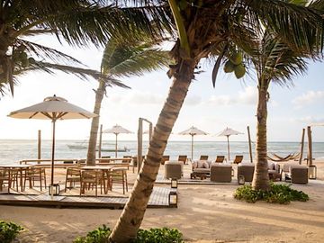 Condominio con 2 terrazas, vidta al mar y campo de golf,cuarto de servicio, alacena oculta, venta Corasol, Playa del Carmen.