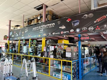 EXCELENTE PROPIEDAD COMERCIAL - PLENO CENTRO.-