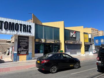 EXCELENTE PROPIEDAD COMERCIAL - PLENO CENTRO.-