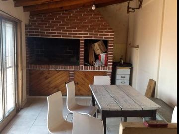 PH 3 AMBIENTES AL FRENTE CON COCHERA Y QUINCHO - PRIMER PISO POR ESCALERA - ZONA CASEROS