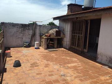 PH 3 AMBIENTES AL FRENTE CON COCHERA Y QUINCHO - PRIMER PISO POR ESCALERA - ZONA CASEROS
