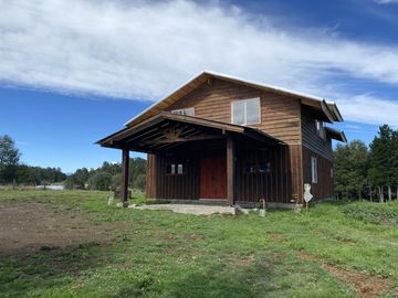 Z O N A S U R . C L Destino habitacional o comercial casa  terreno de 5.000 m2 a orilla de camino público Pedregoso Villarrica