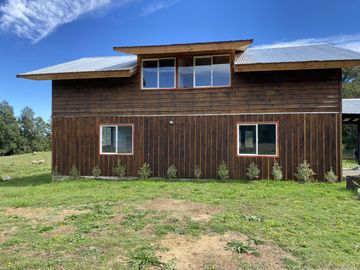Z O N A S U R . C L Destino habitacional o comercial casa  terreno de 5.000 m2 a orilla de camino público Pedregoso Villarrica