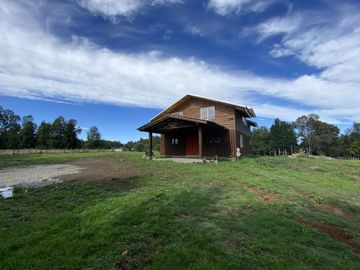 Z O N A S U R . C L Destino habitacional o comercial casa  terreno de 5.000 m2 a orilla de camino público Pedregoso Villarrica